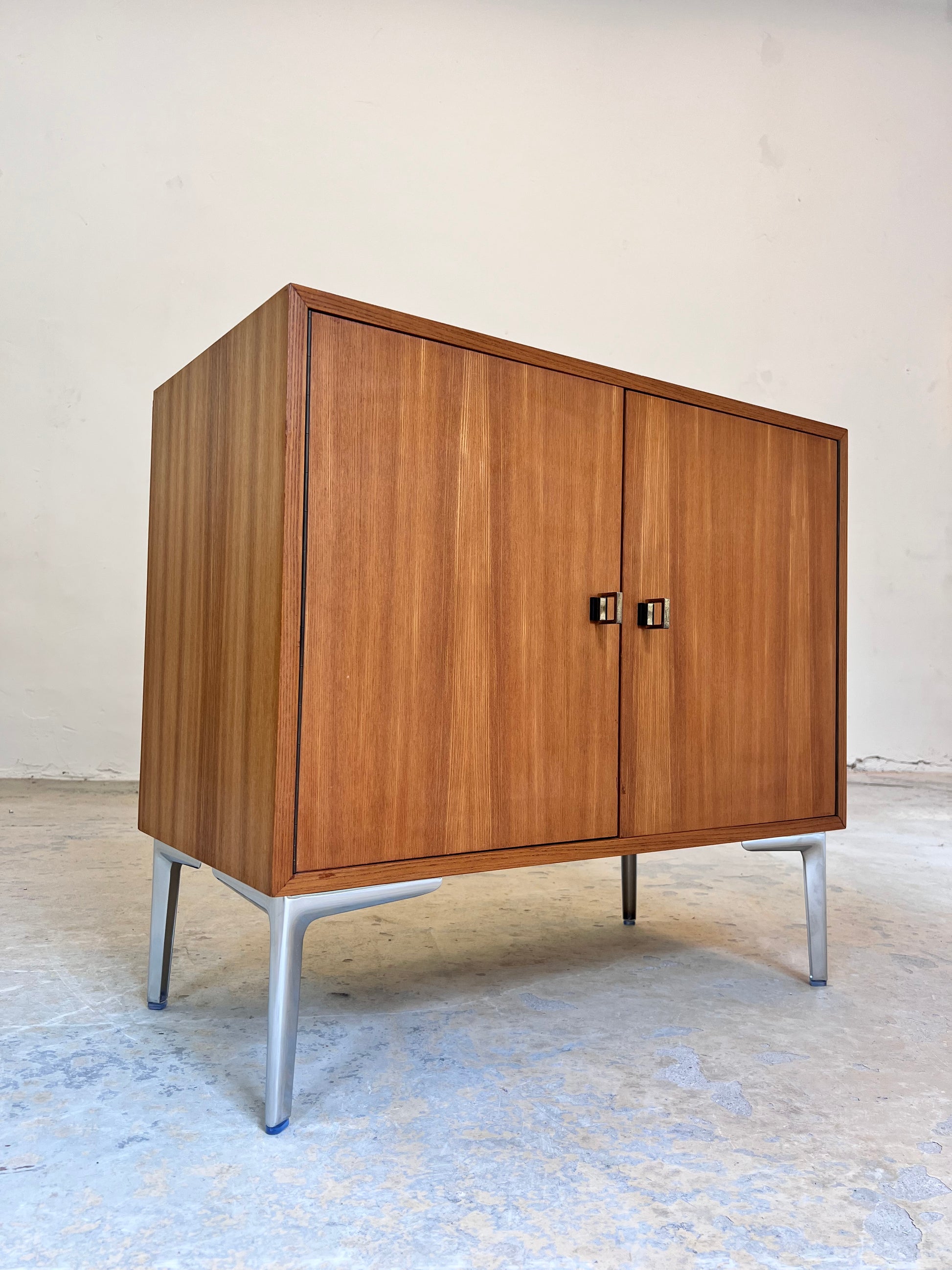 Schrank Esche mit neuen Chromfüßen
