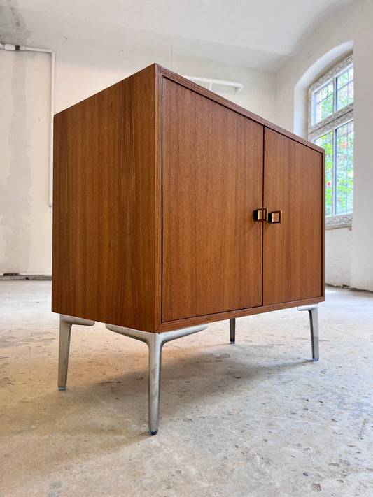 Schrank Esche mit neuen Chromfüßen