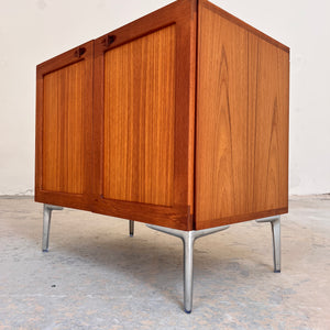 Kommode Teak mit Flügeltüren & neuen Chromfüßen von H. W. Klein für Bramin