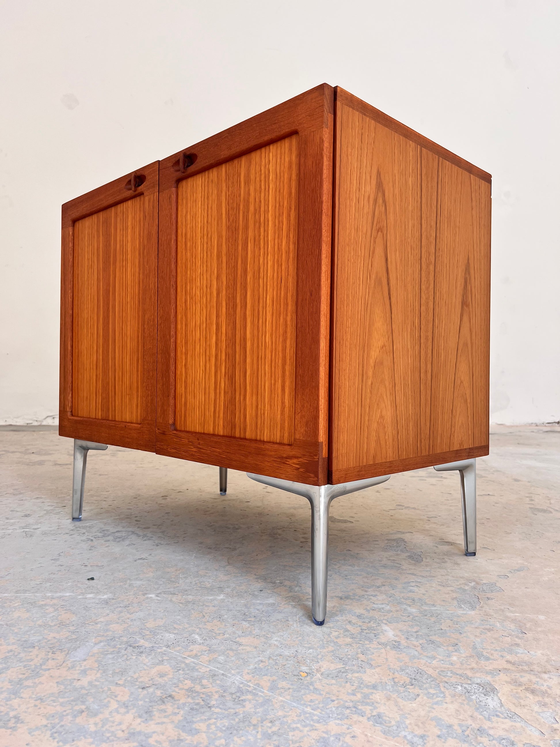 Kommode Teak mit Flügeltüren & neuen Chromfüßen von H. W. Klein für Bramin