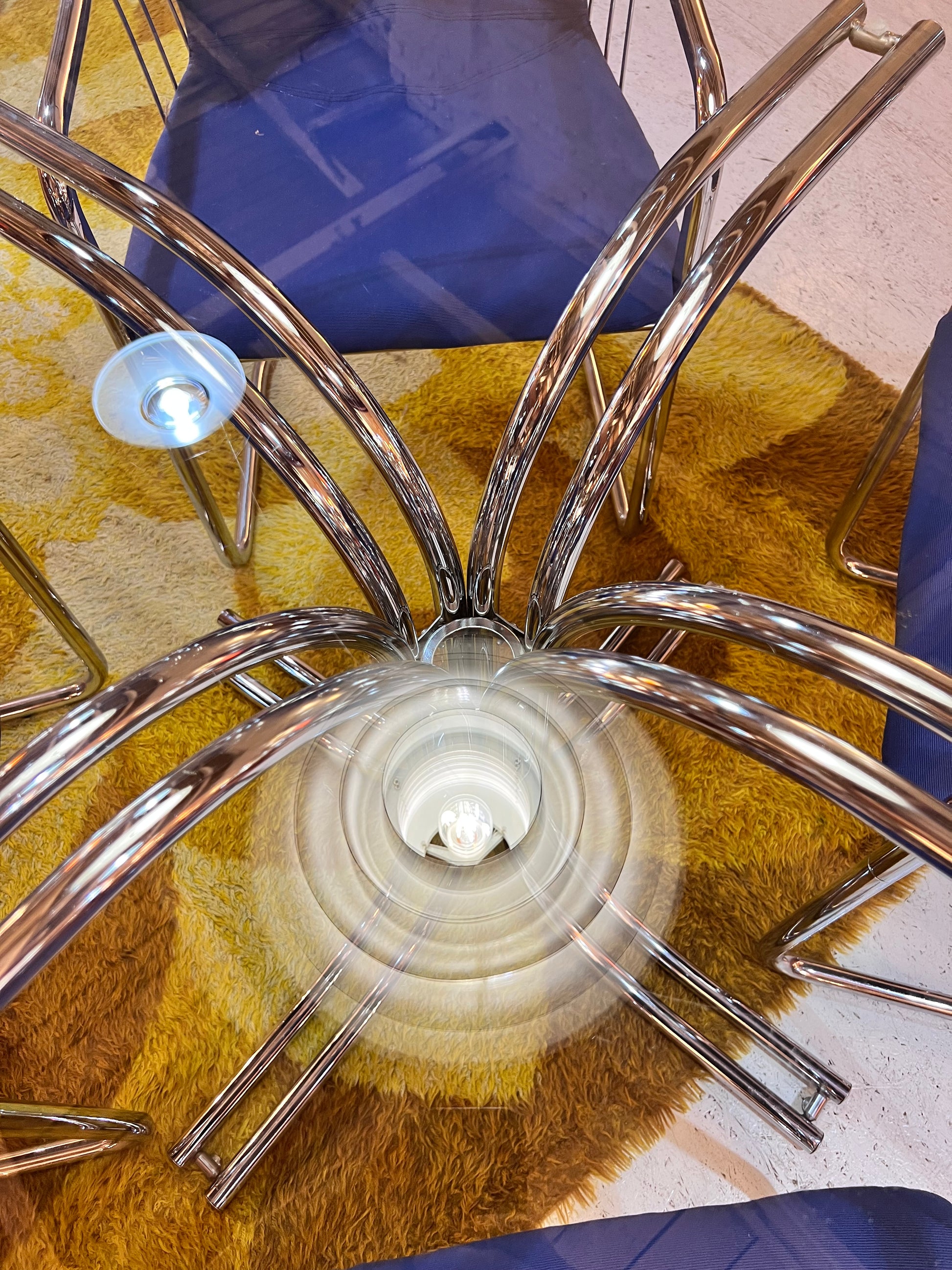 Set: 4x Freischwinger Chrom blau und runder Glastisch von Gastone Rinaldi für Alma