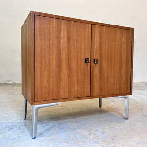 Schrank Esche mit neuen Chromfüßen