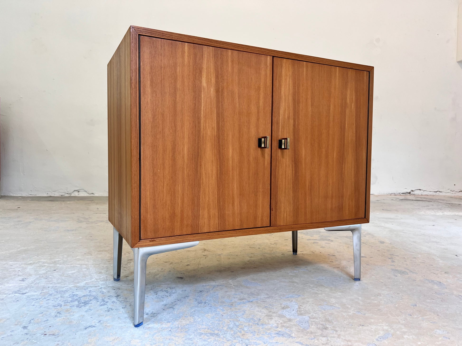 Schrank Esche mit neuen Chromfüßen