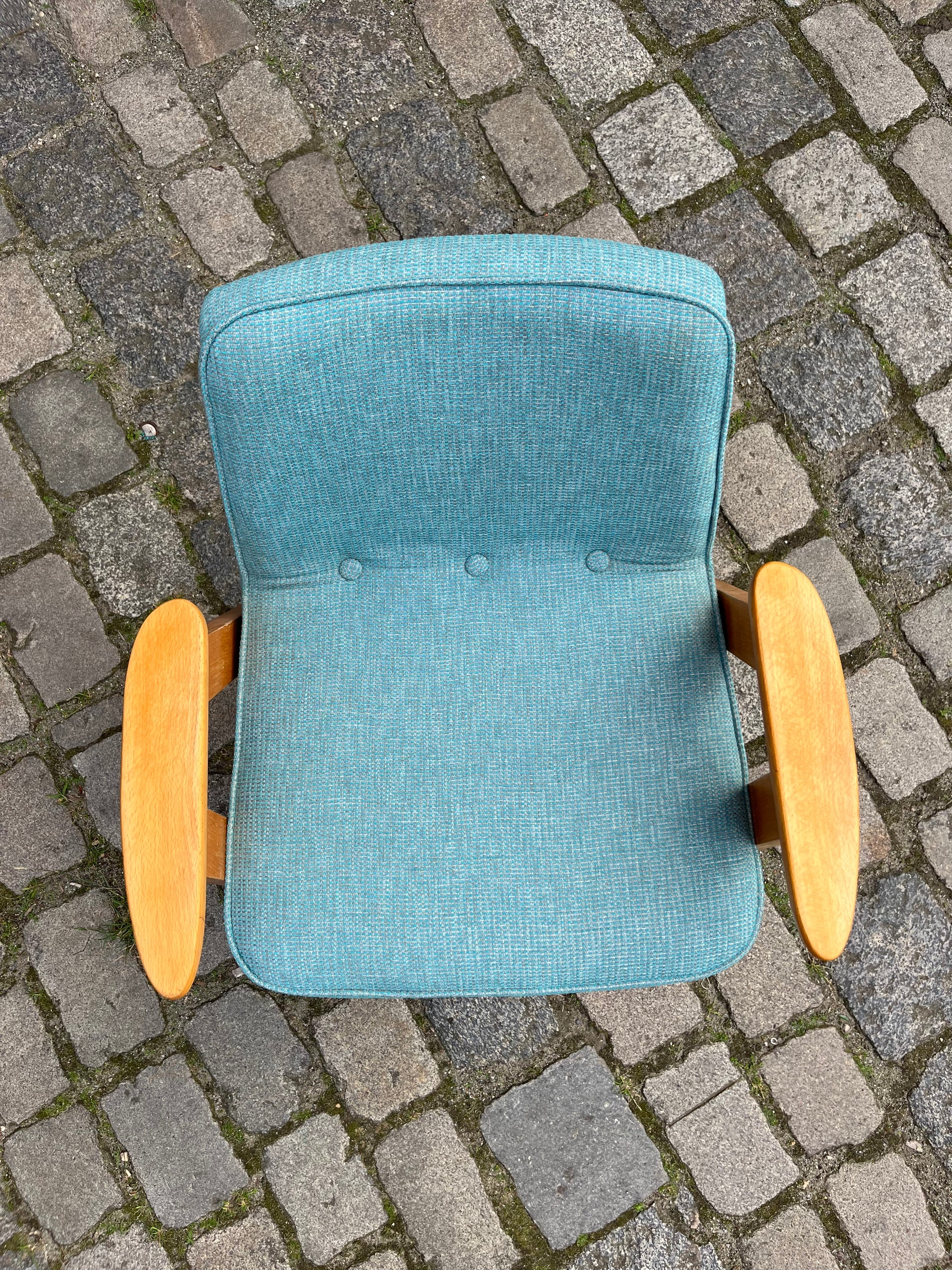 Armlehnstuhl Model 366 blau von Józef Chierowski