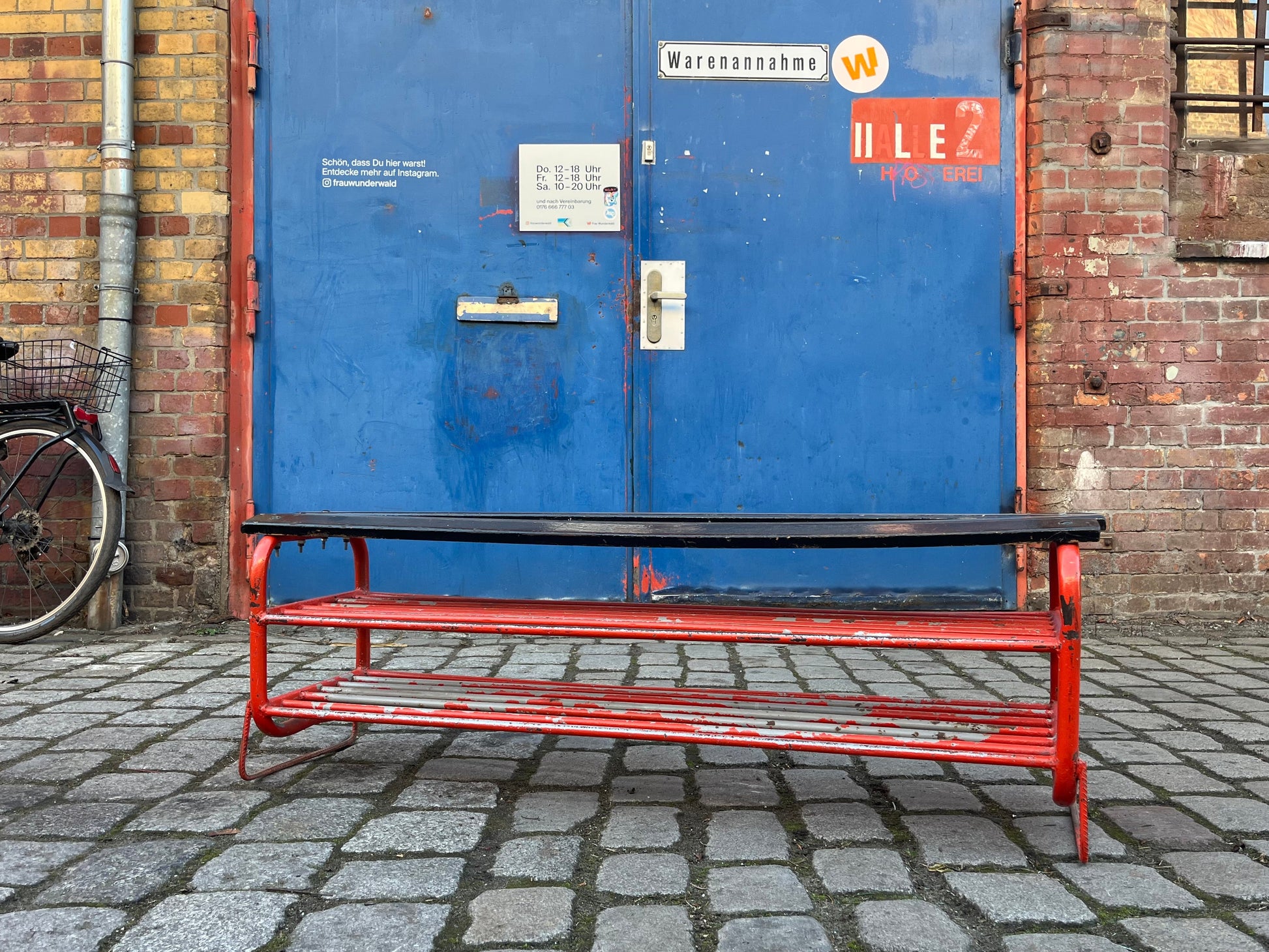 Bank mit Schuhablage orange schwarz aus Tschechien Industrial Design