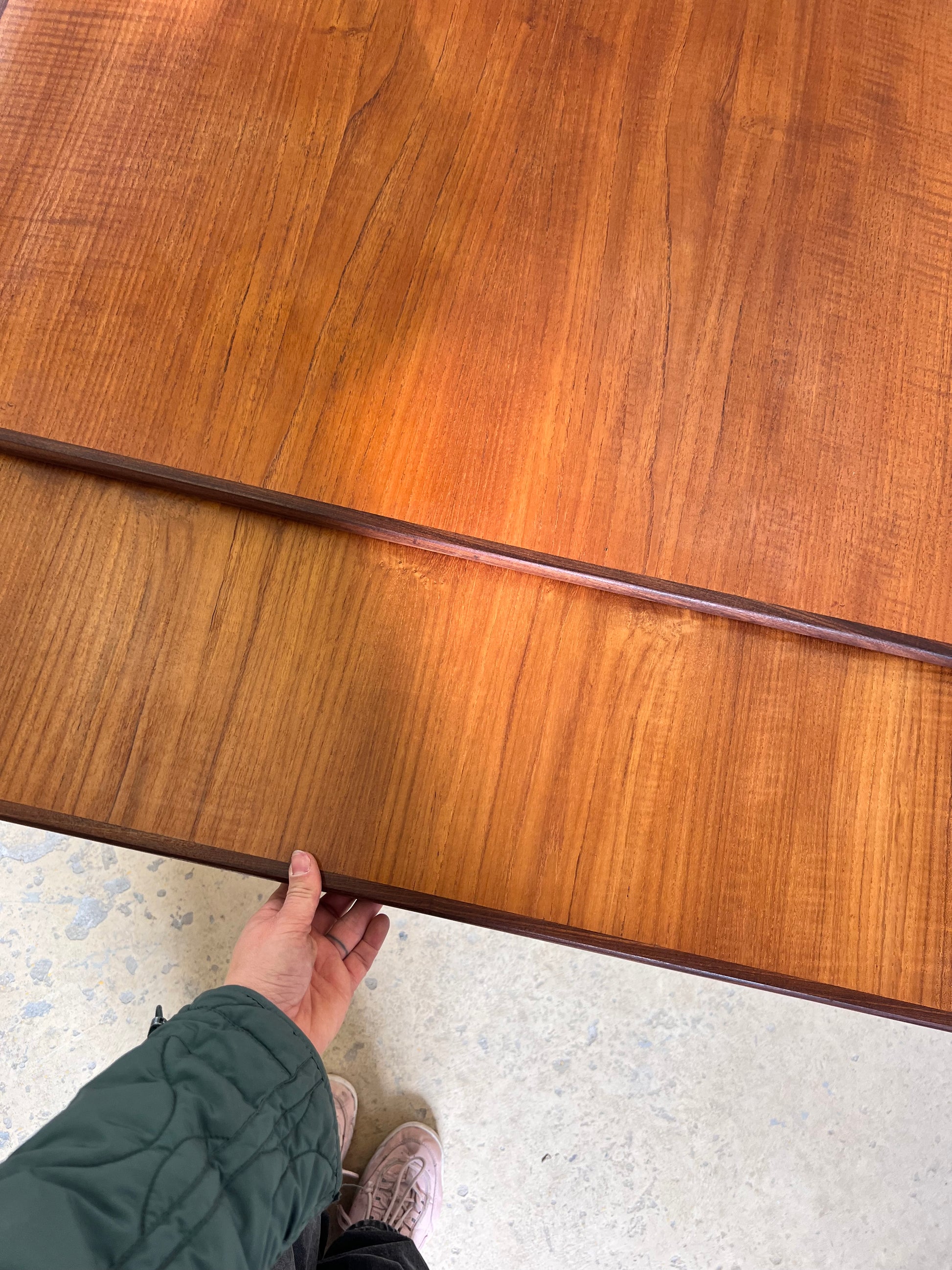 Ausziehbarer Esstisch Teak mit umlaufender Kante aus Dänemark