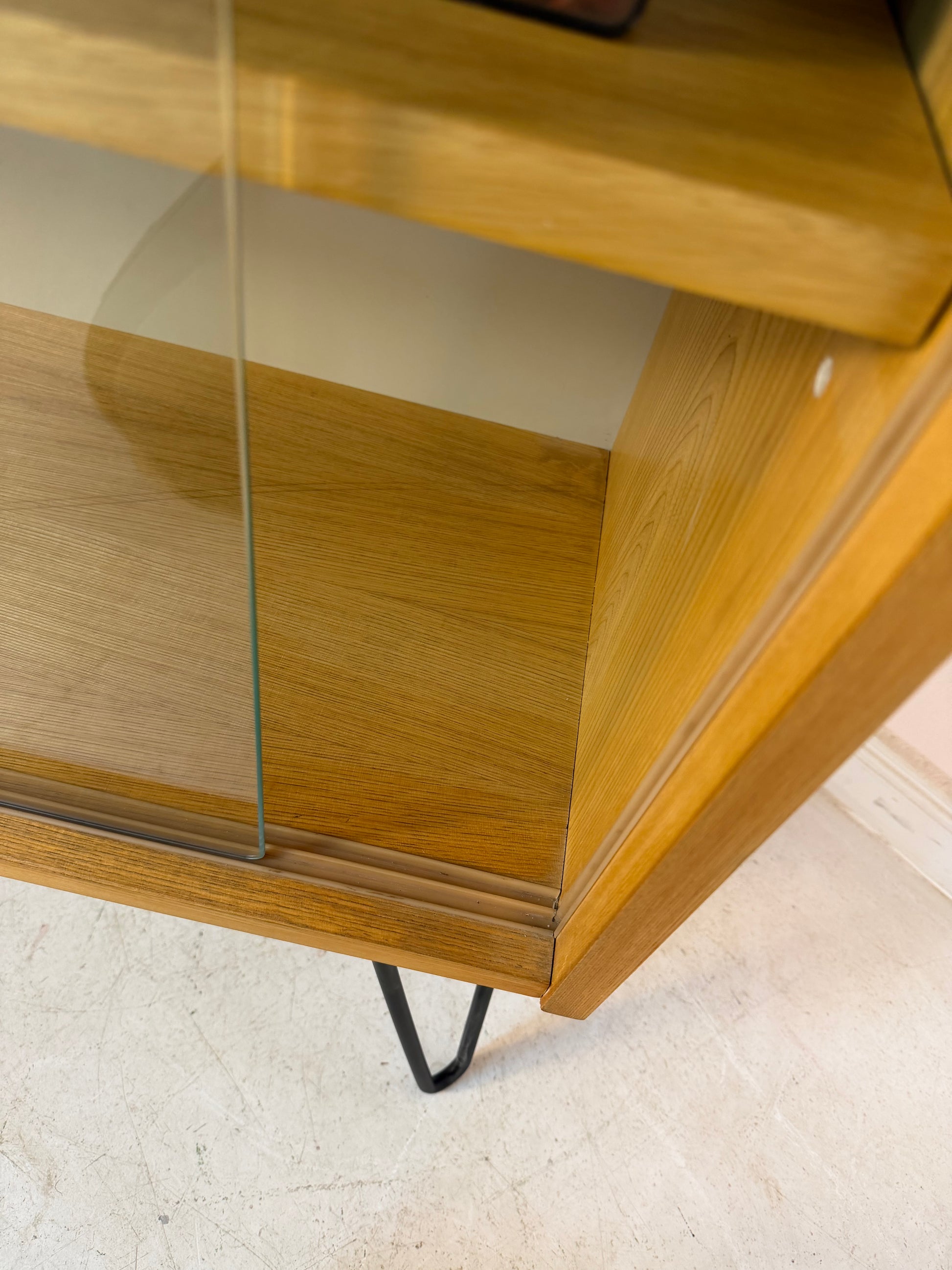 Vitrine Typ 430 mit neuen Hairpinlegs von Joachim Nebelung für Hellerau