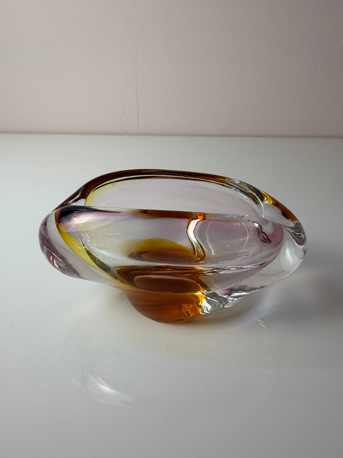 Aschenbecher rosa gelb Glas von Josef Rozinek für die Glashütte Nový Bor