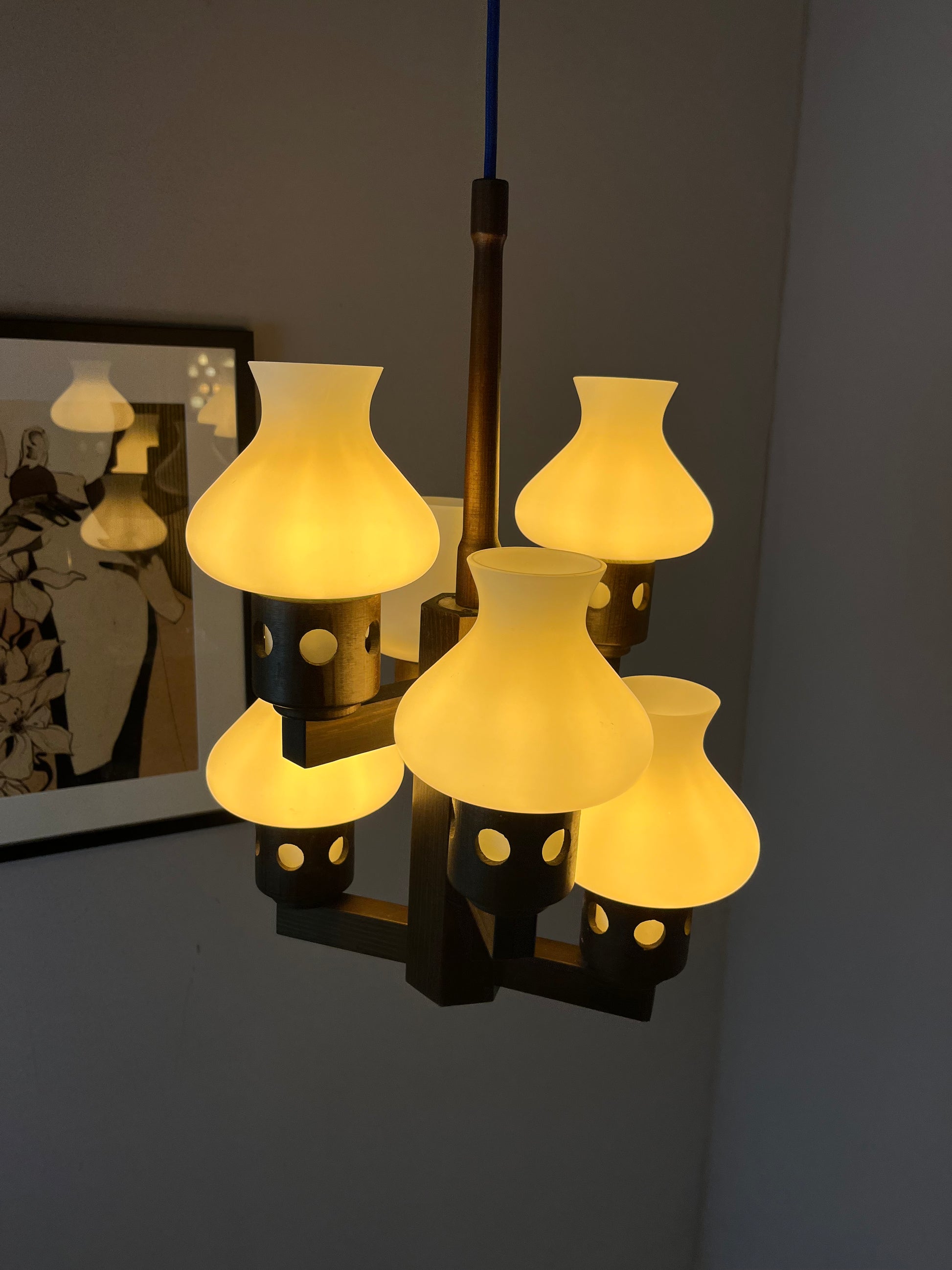 Kronleuchter dunkelbraun weiß Holz Opalglas von Vitrika