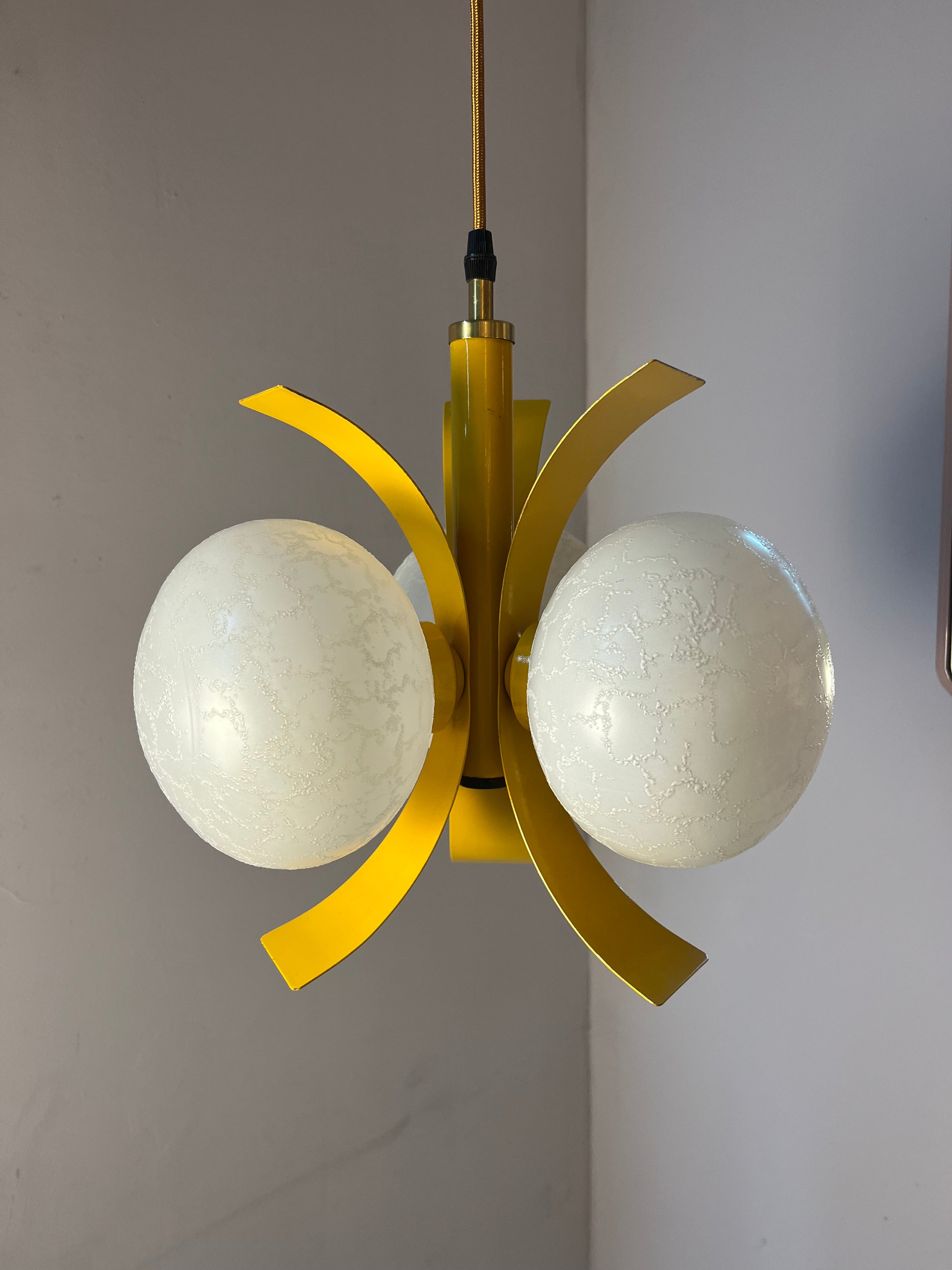 Hängelampe gelb weiß von Richard Essig