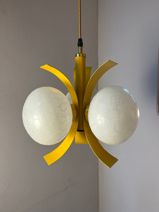 Hängelampe gelb weiß von Richard Essig