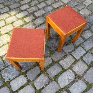 Hocker Eiche mit roter Sitzfläche aus Dänemark
