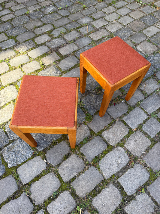 Hocker Eiche mit roter Sitzfläche aus Dänemark