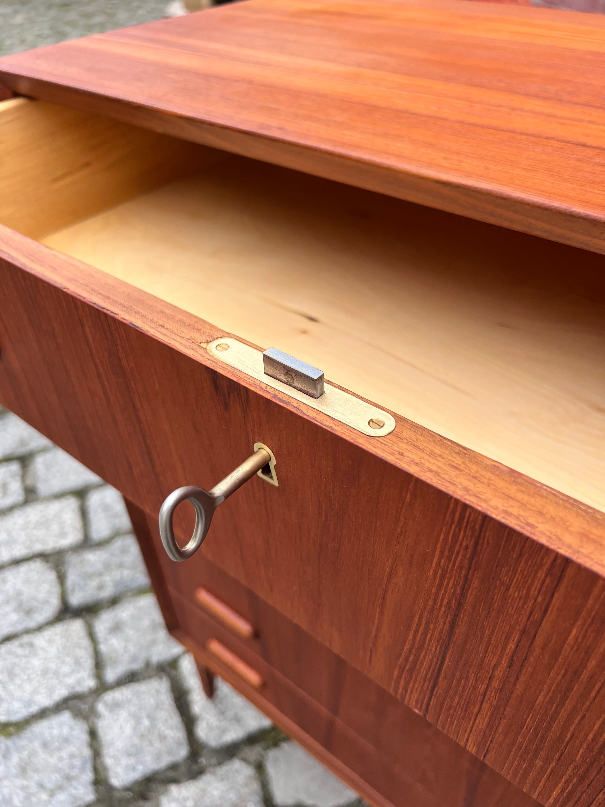 Kommode Teak mit Schloss aus Dänemark