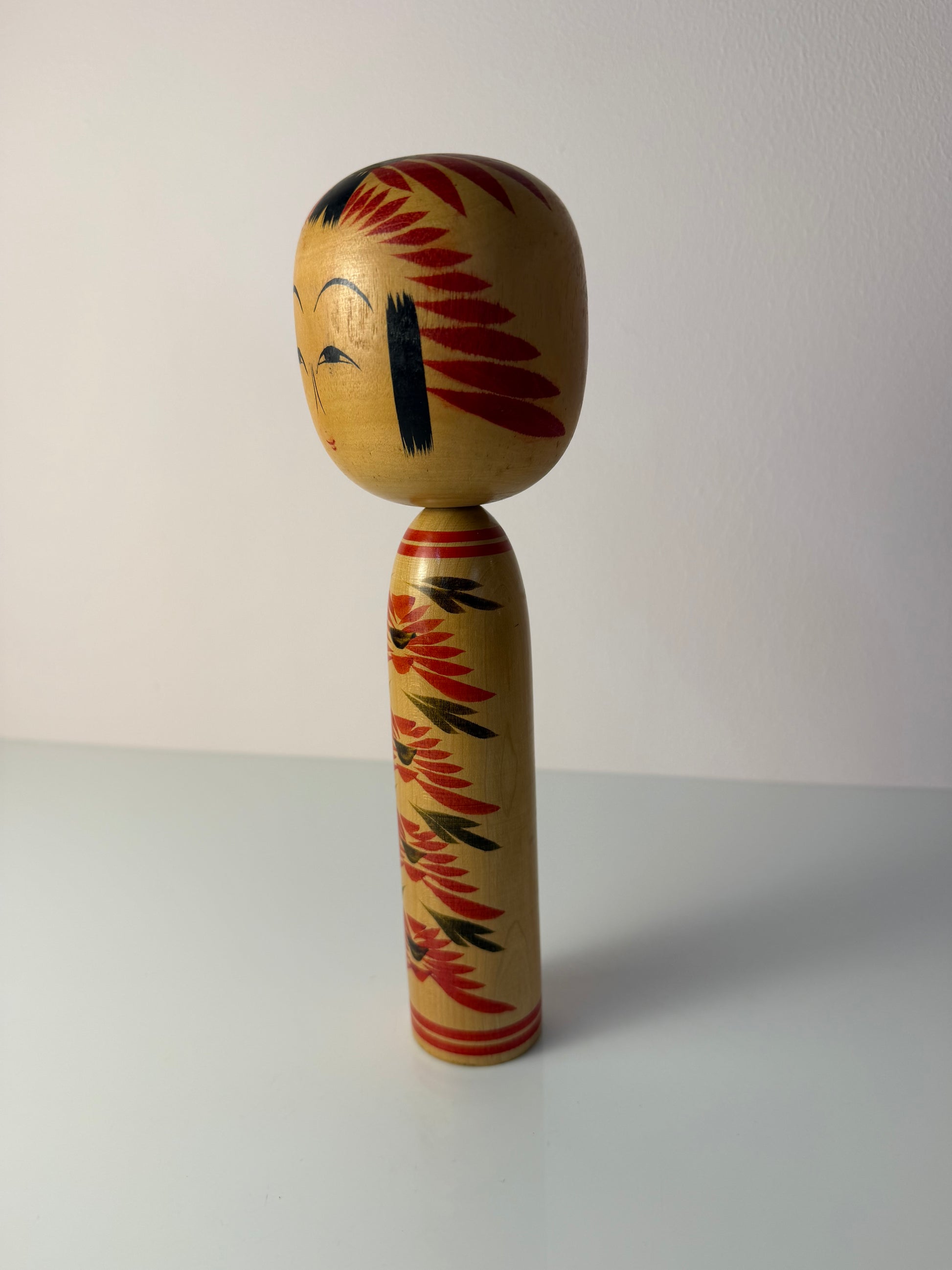 Japanische Kokeshi Holzfigur handbemalt