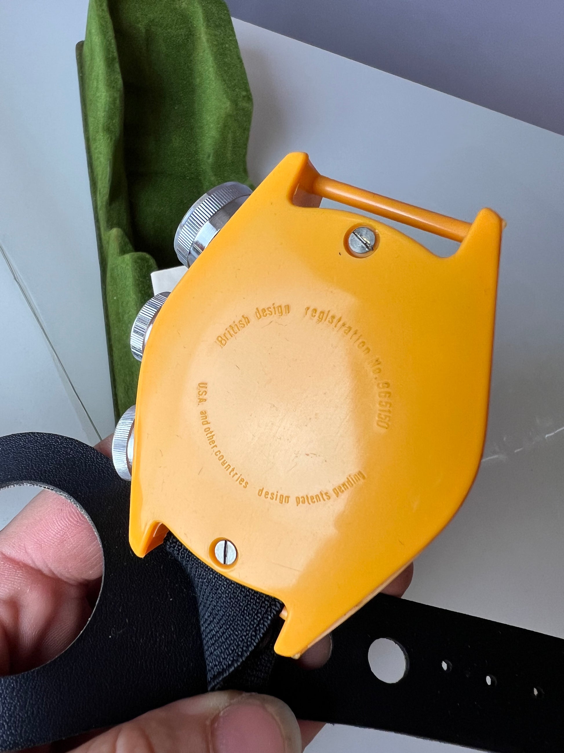 Wandradio in Form einer Armbanduhr