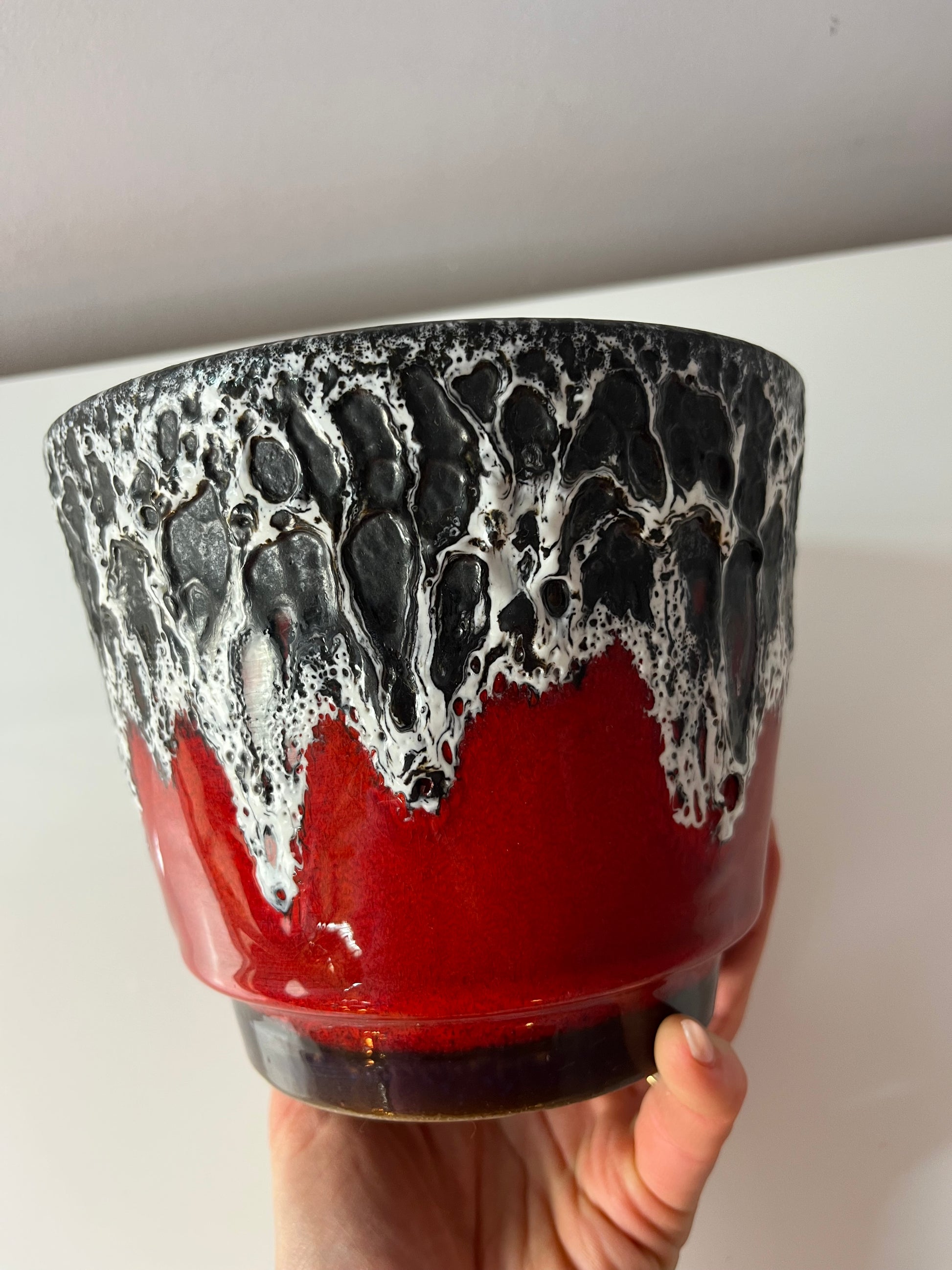 Blumentopf Fat Lava rot weiß von Jopeko Keramik