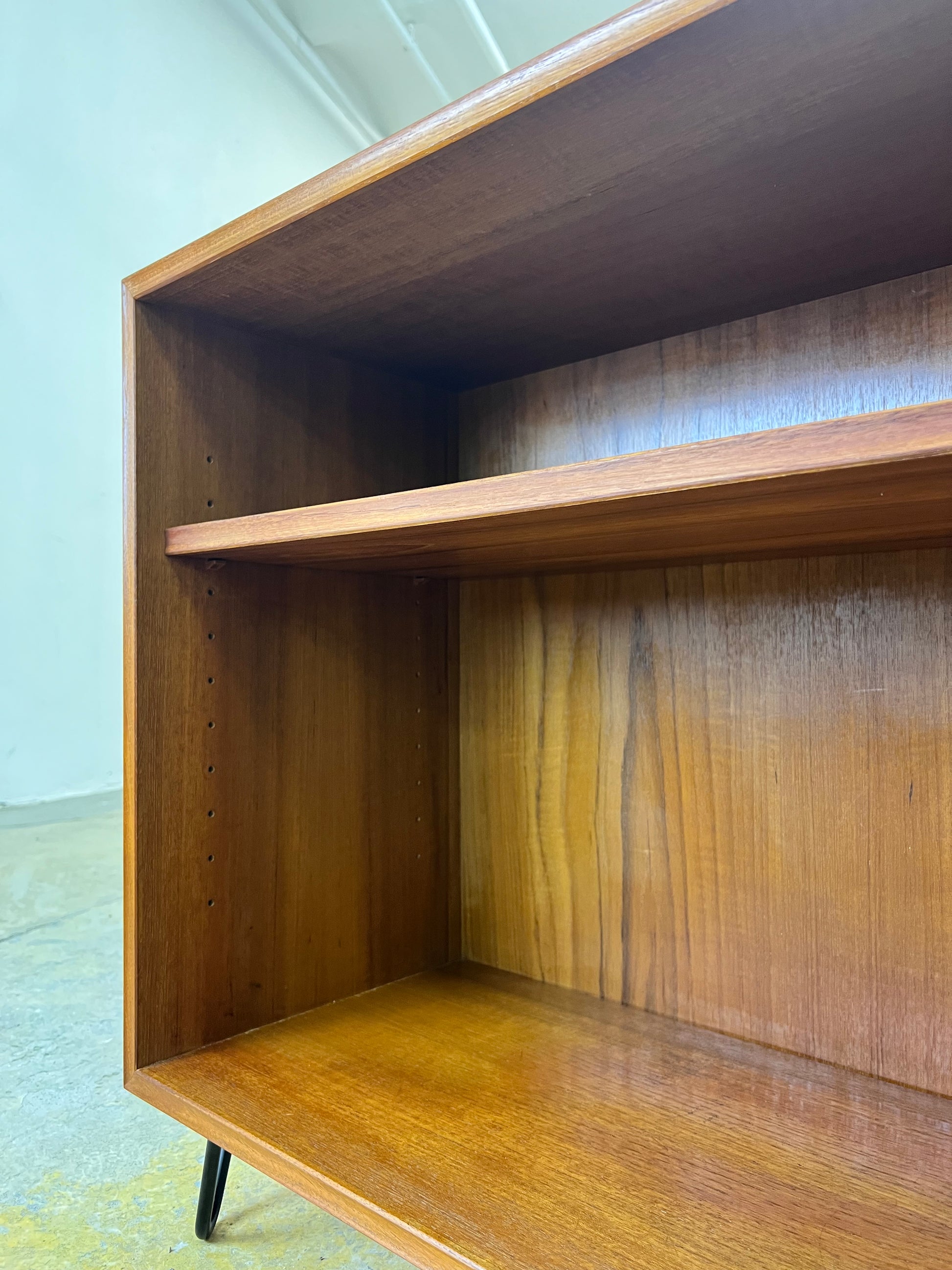 Regal Teak auf Hairpinlegs von rt Möbel