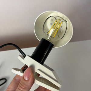 Klemmlampe weiß mit Metallschirm von Elios