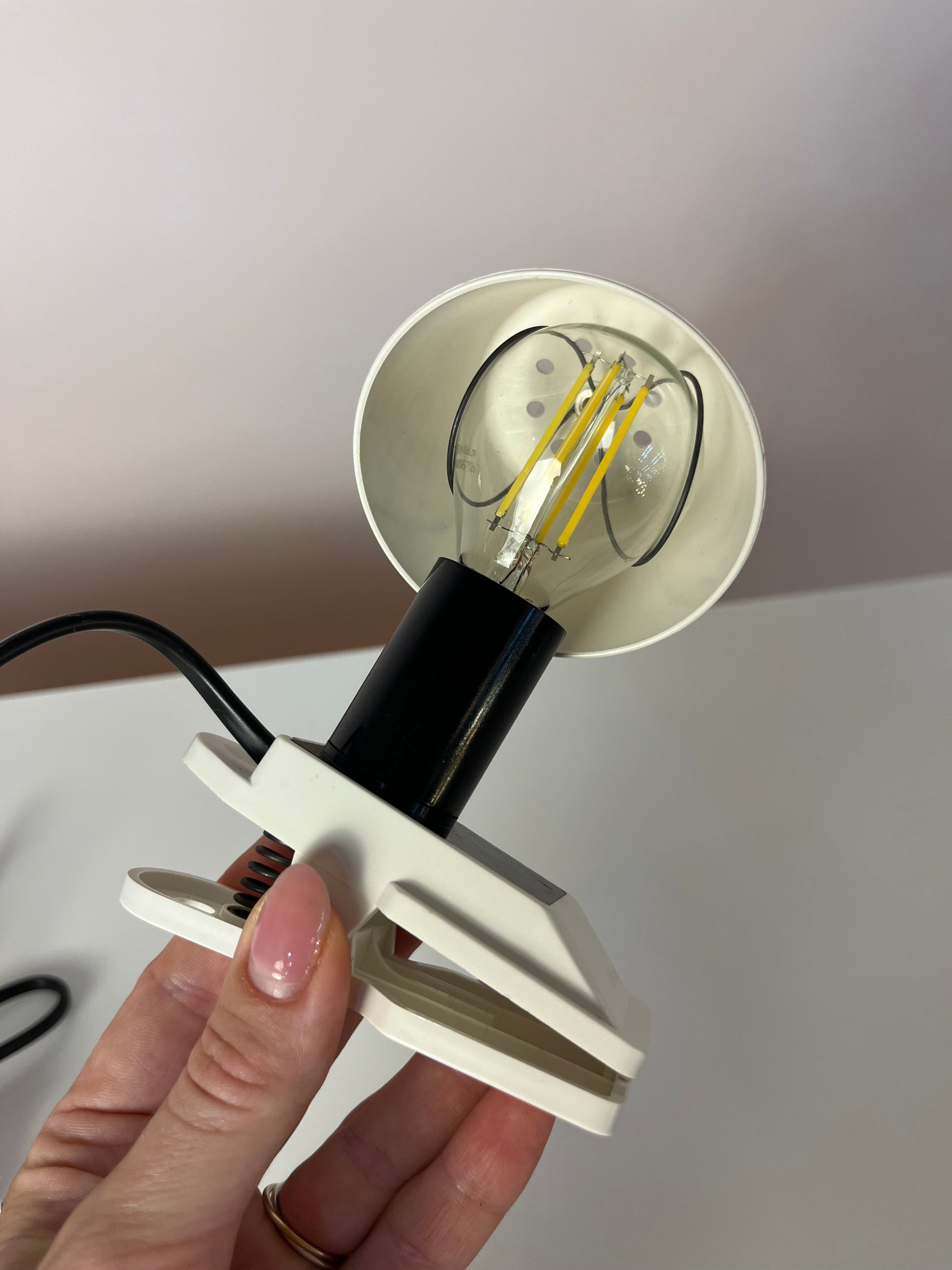 Klemmlampe weiß mit Metallschirm von Elios