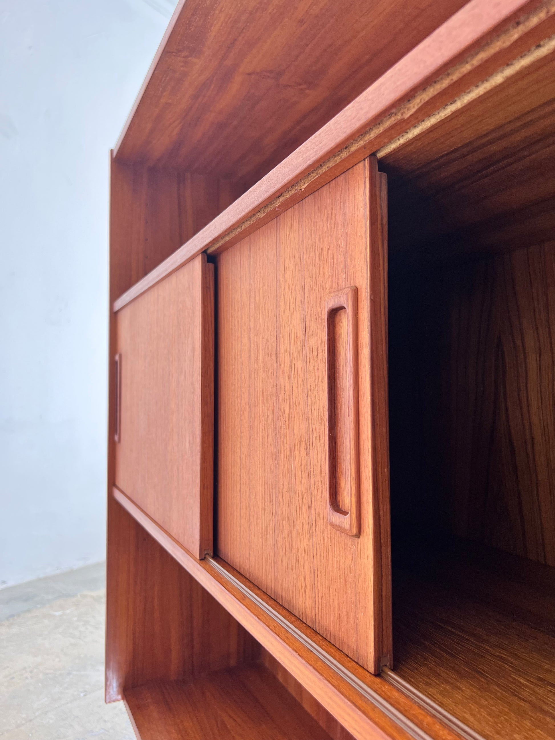 Regal auf Hairpinlegs aus Dänemark