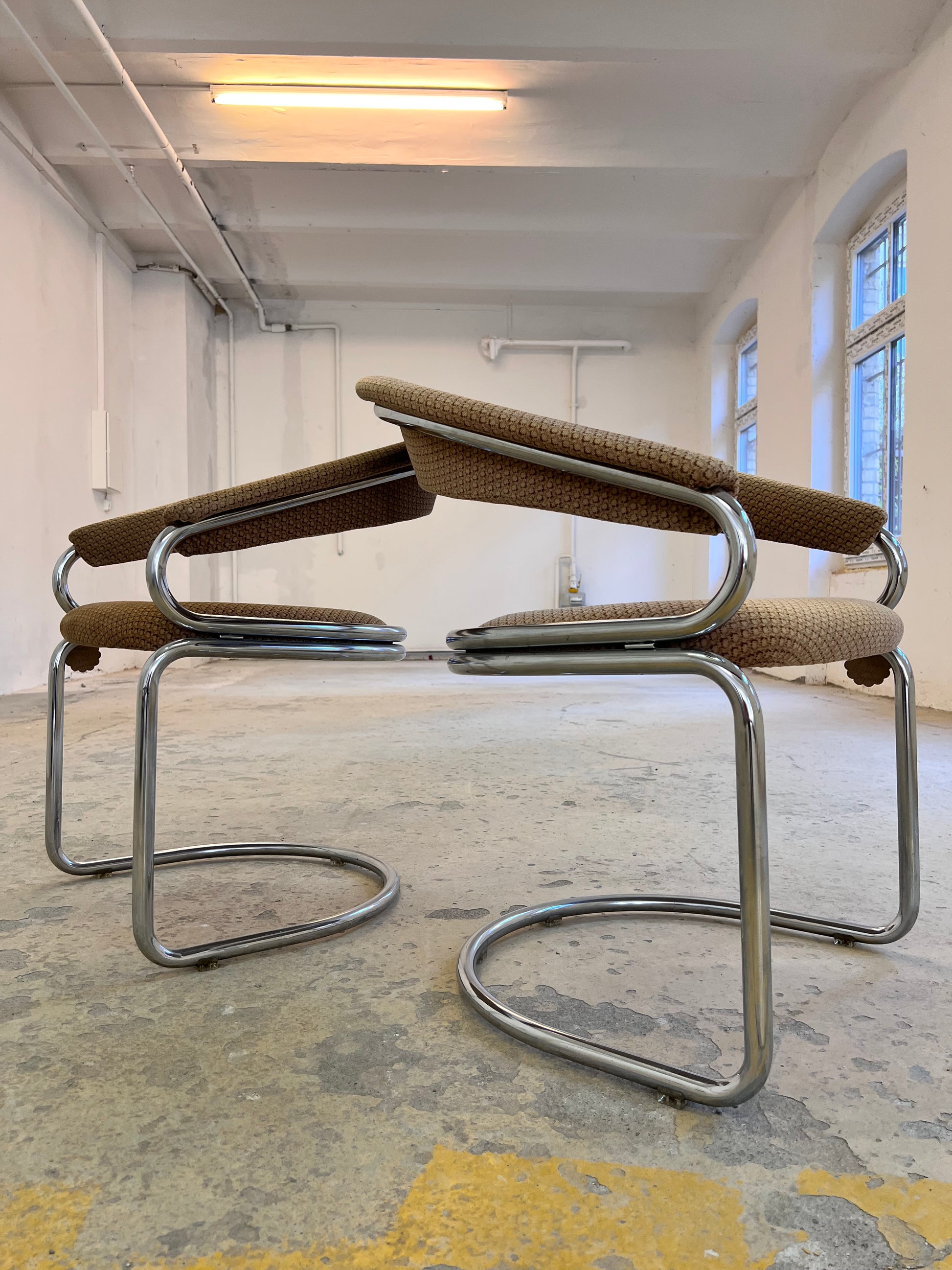 Freischwinger beige Chrom von Giotto Stoppino - mit kleinen Gebrauchsspuren