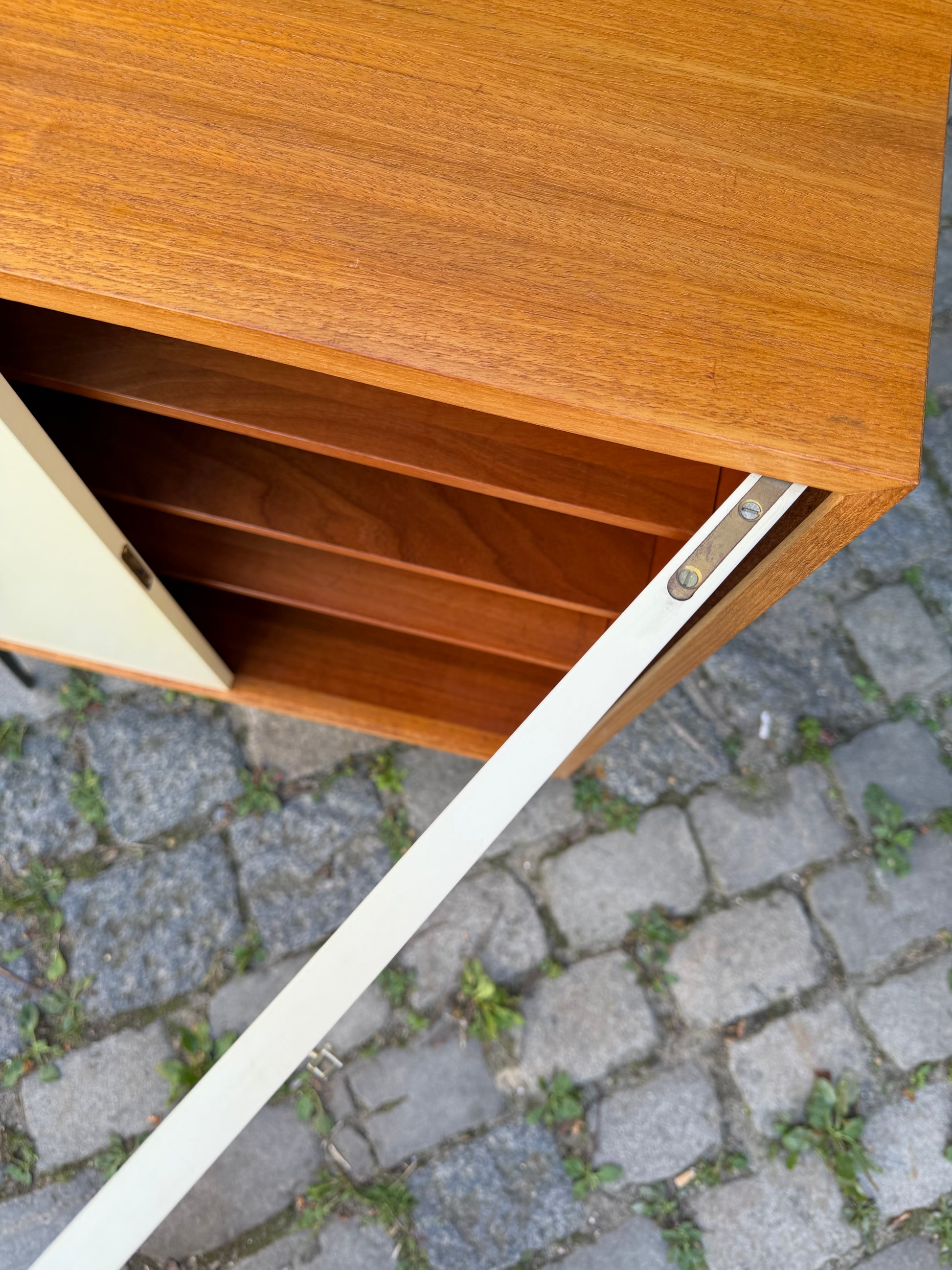 Schrank mit Schloss & neuen Hairpinlegs