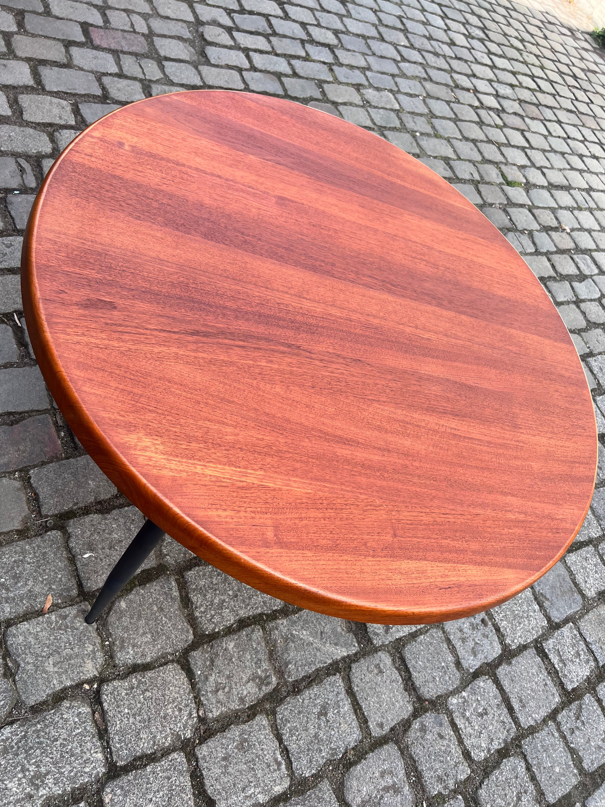 Esstisch Niels Bach mit Füßen von Natural Goods Berlin