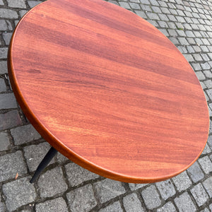 Esstisch Niels Bach mit Füßen von Natural Goods Berlin