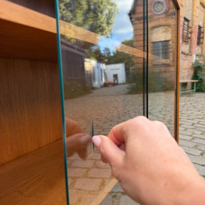 Vitrine Nussbaum mit neuen Chromfüßen von Störmer & Sohn