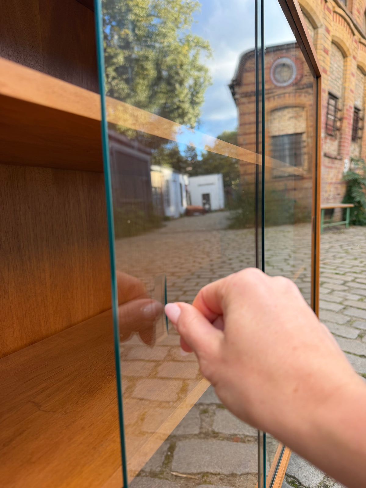 Vitrine Nussbaum mit neuen Chromfüßen von Störmer & Sohn