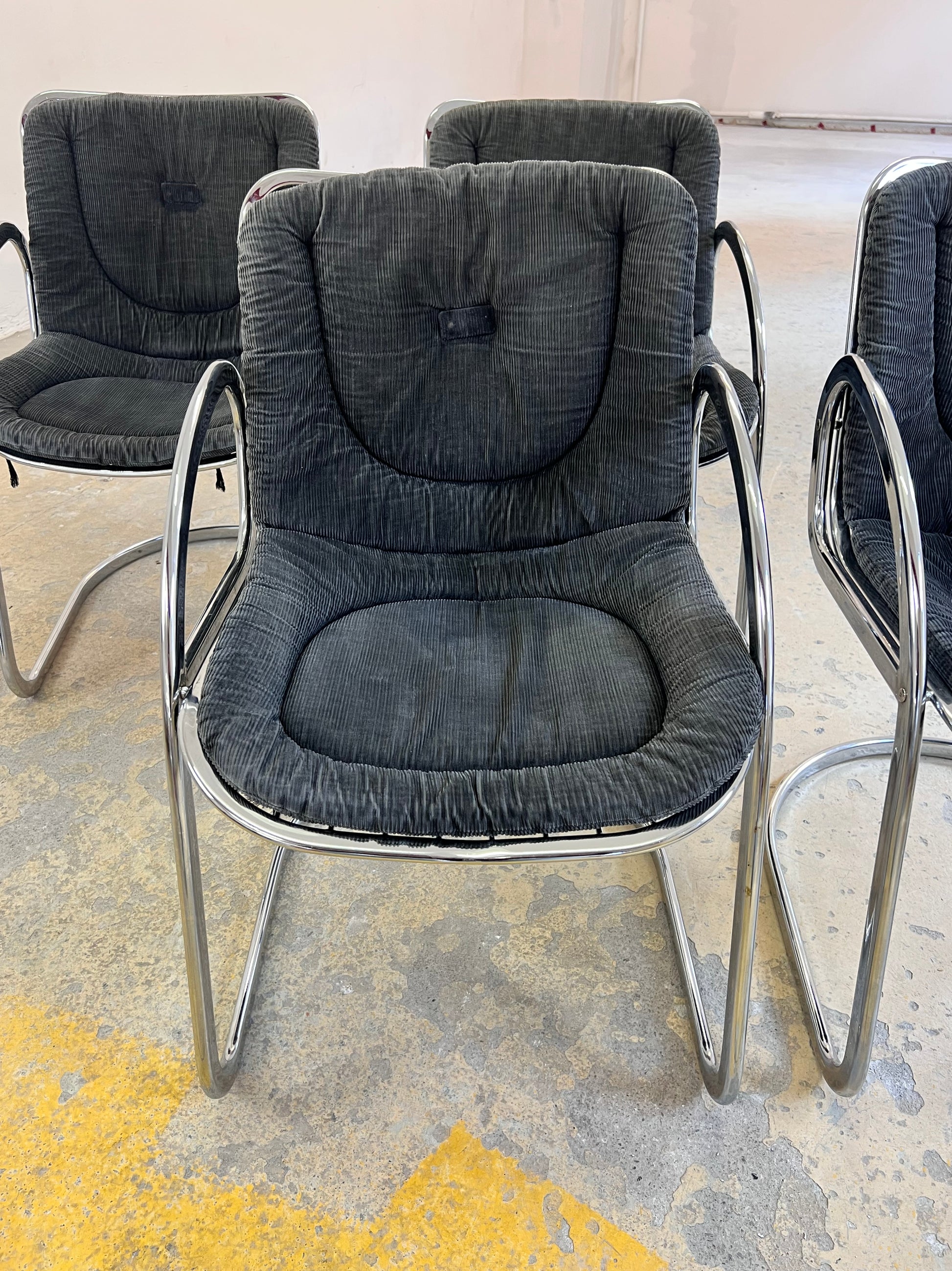 Freischwinger grau Cord Chrom von Gastone Rinaldi
