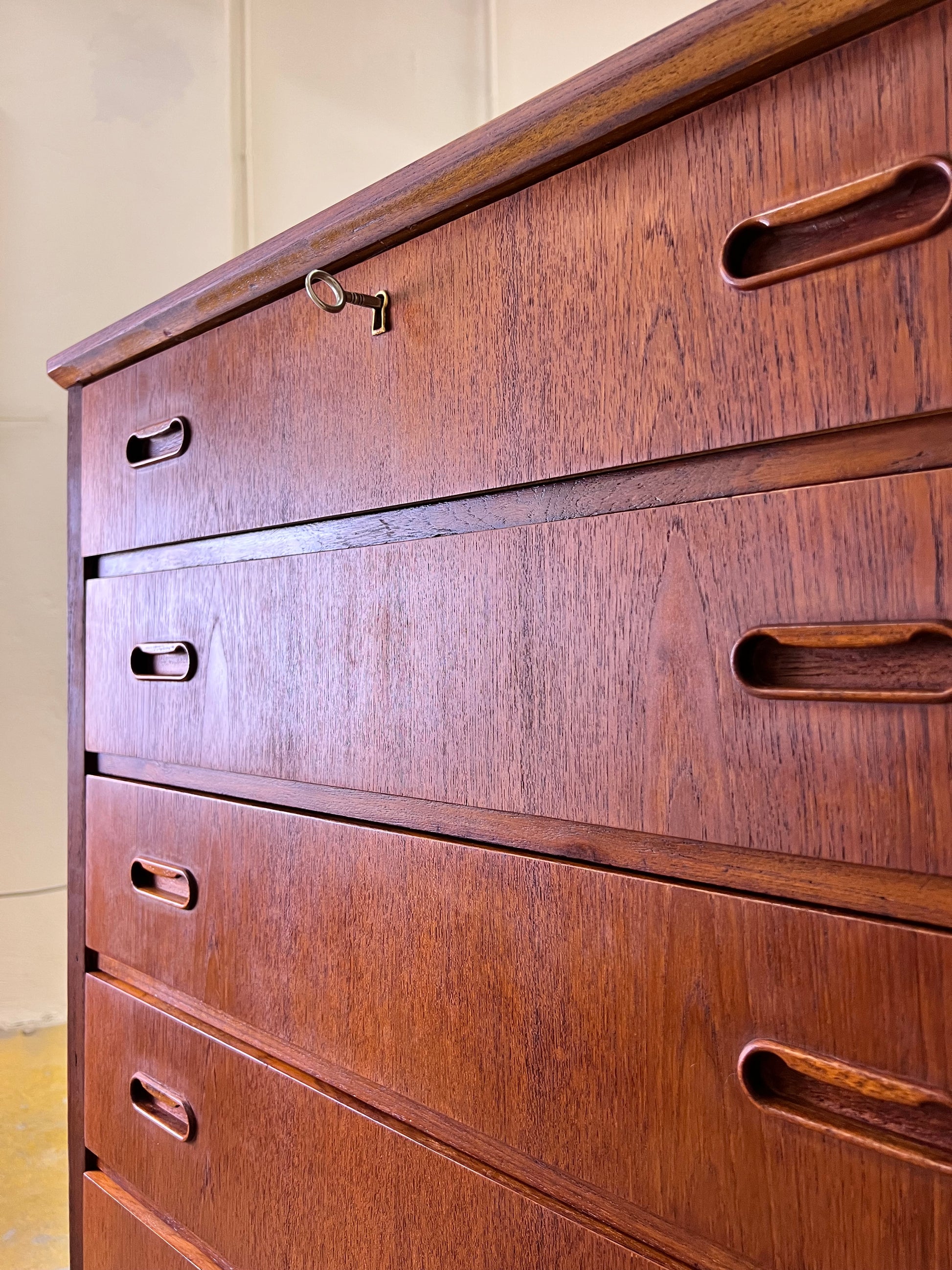 Kommode Teak mit Schloss aus Dänemark