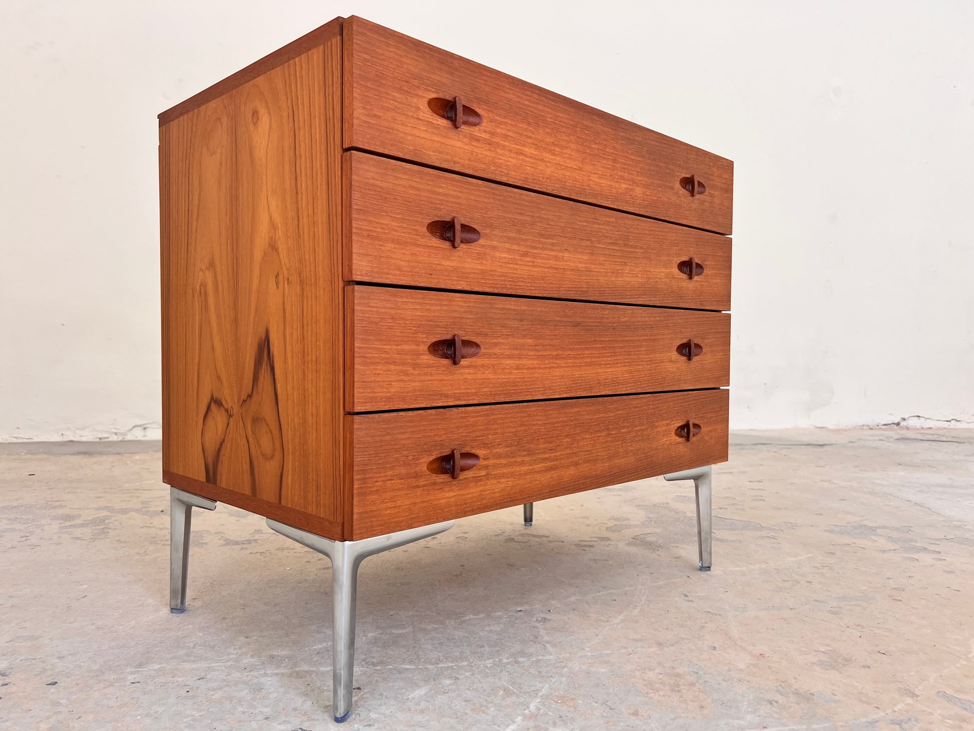 Kommode Teak mit neuen Chromfüßen von H. W. Klein für Bramin