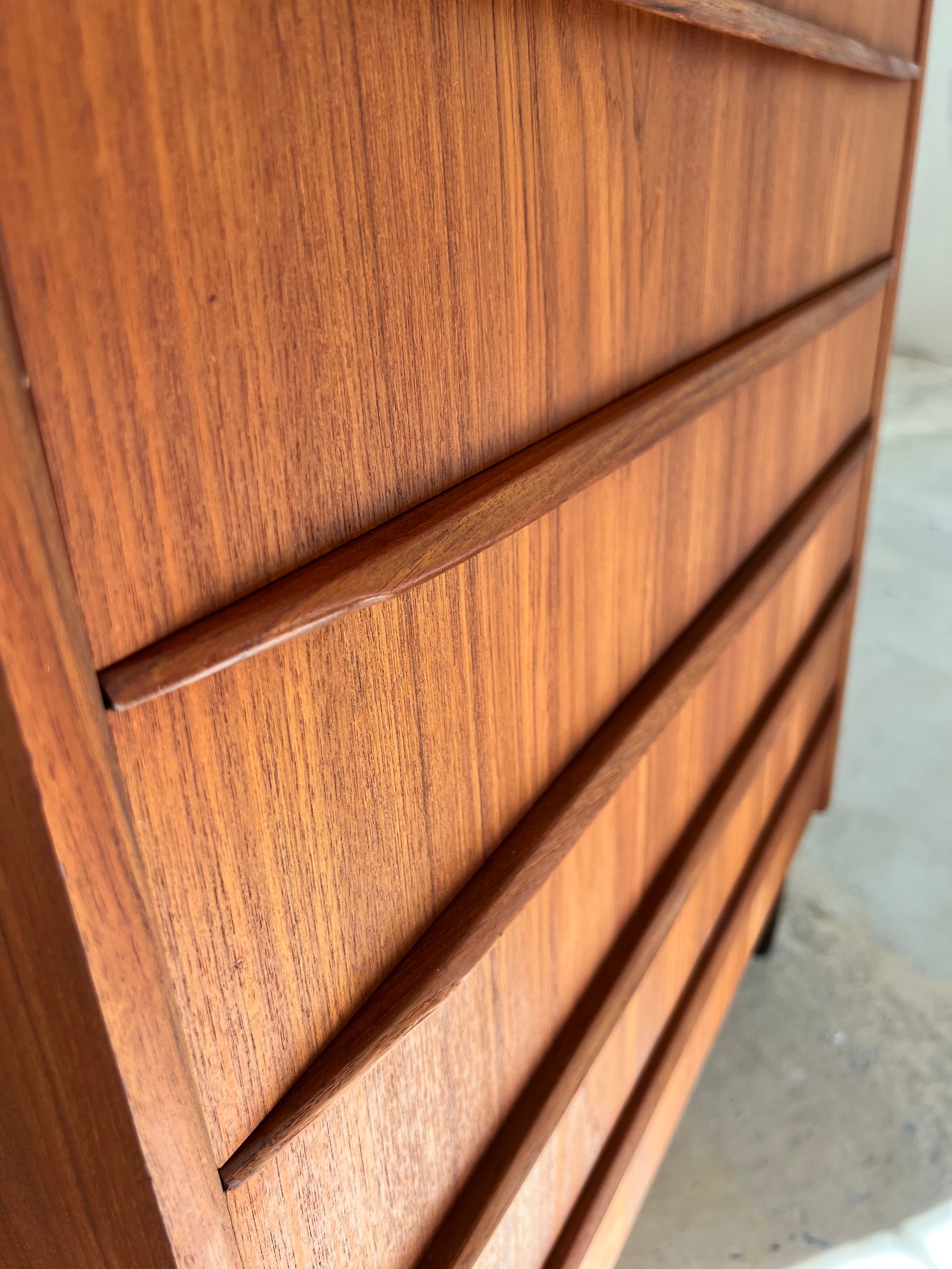 Kommode Teak mit geraden Griffen aus Dänemark