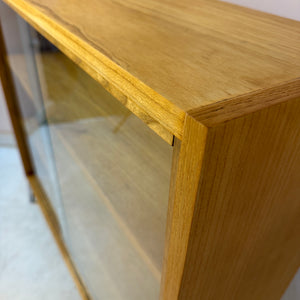 Vitrine Esche mit gelber Rückwand & neuen Chromfüßen von Hellerau