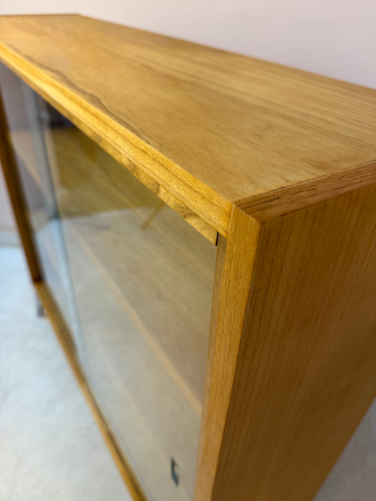 Vitrine Esche mit gelber Rückwand & neuen Chromfüßen von Hellerau