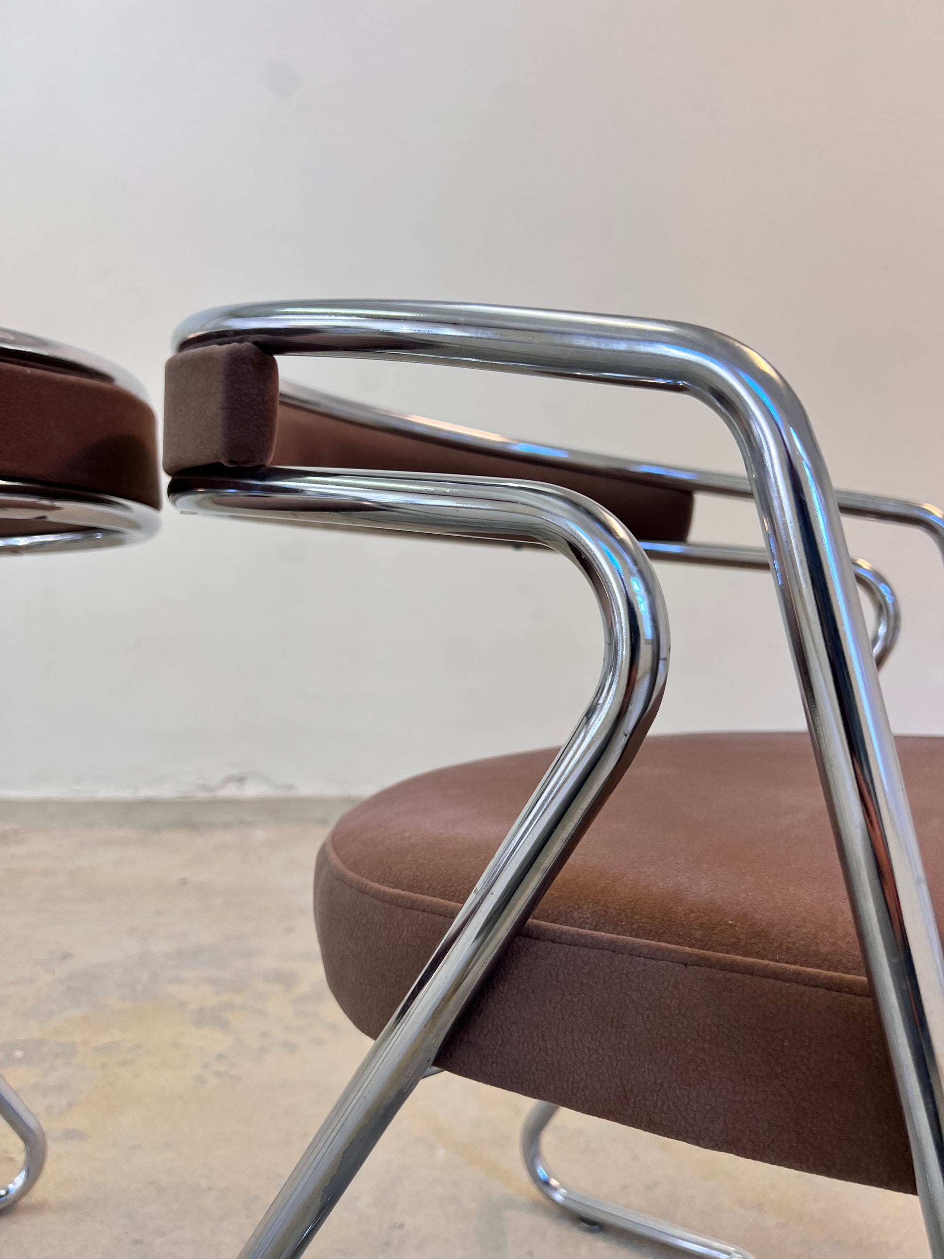 Polsterstuhl Chrom mit braunem Velour