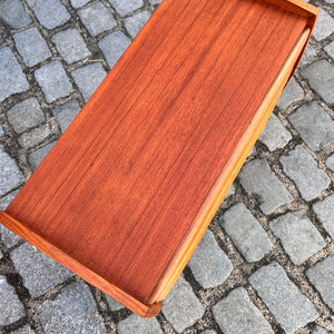 Kleine Kommode / Nachtschrank Teak mit durchgehenden Griffen aus Dänemark