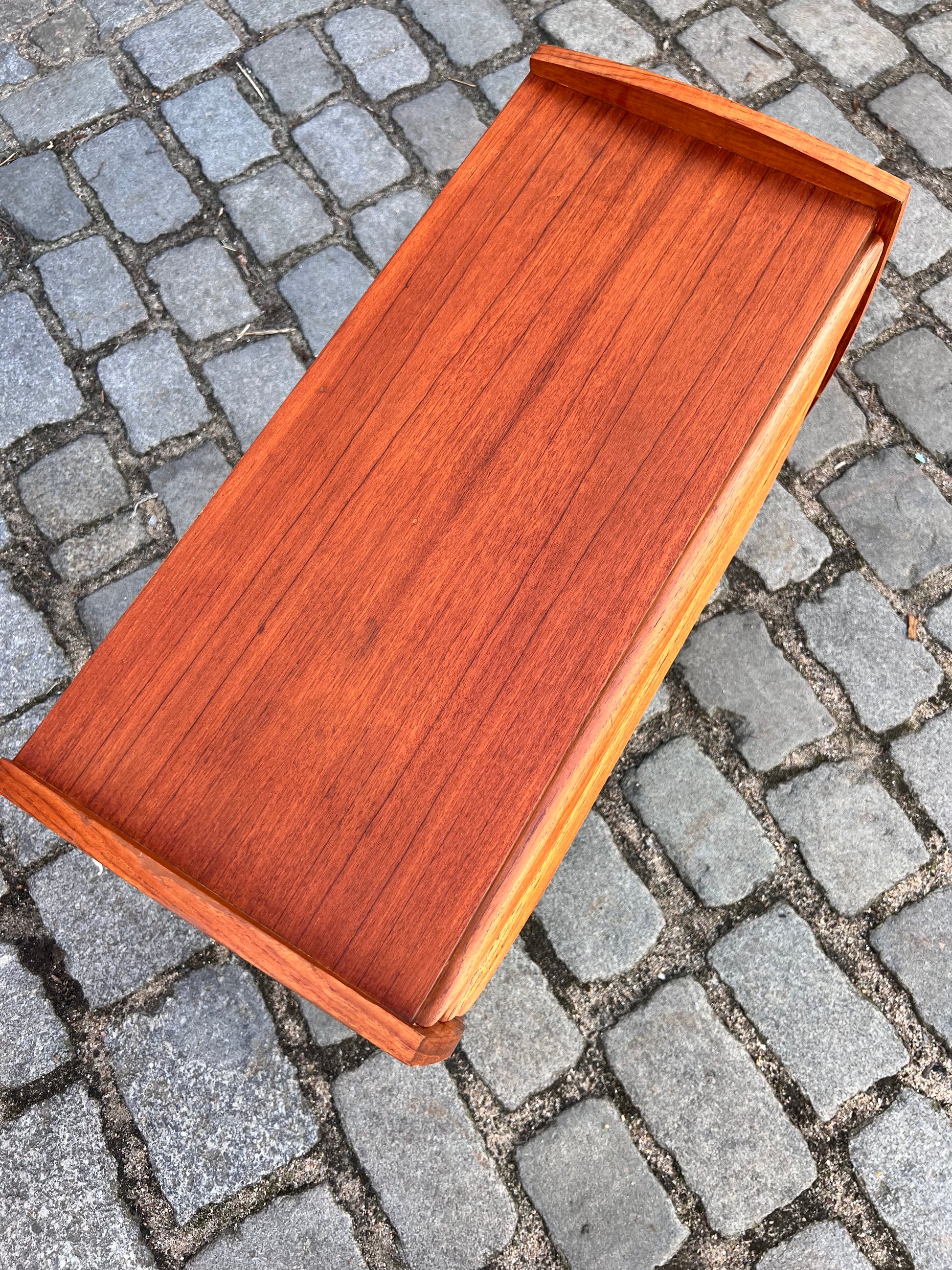 Kleine Kommode / Nachtschrank Teak mit durchgehenden Griffen aus Dänemark