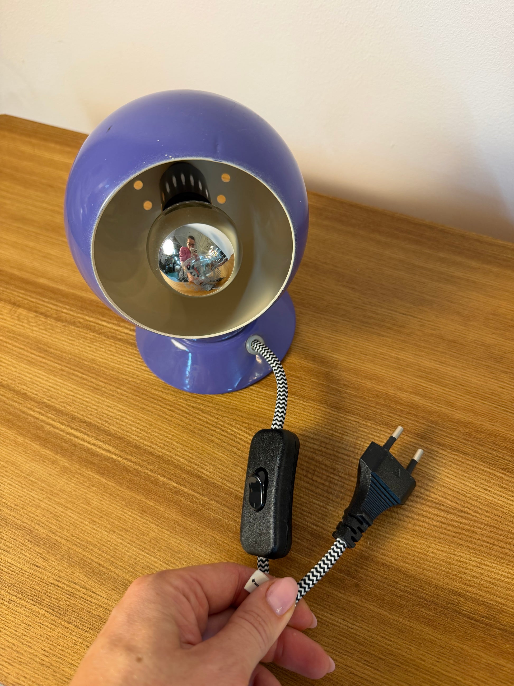 Kugellampe lila für Tisch oder Wand von Abo Randers