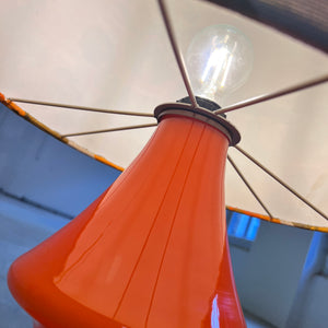 Stehlampe orange mit leuchtendem Glasfuß und 70er Schirm