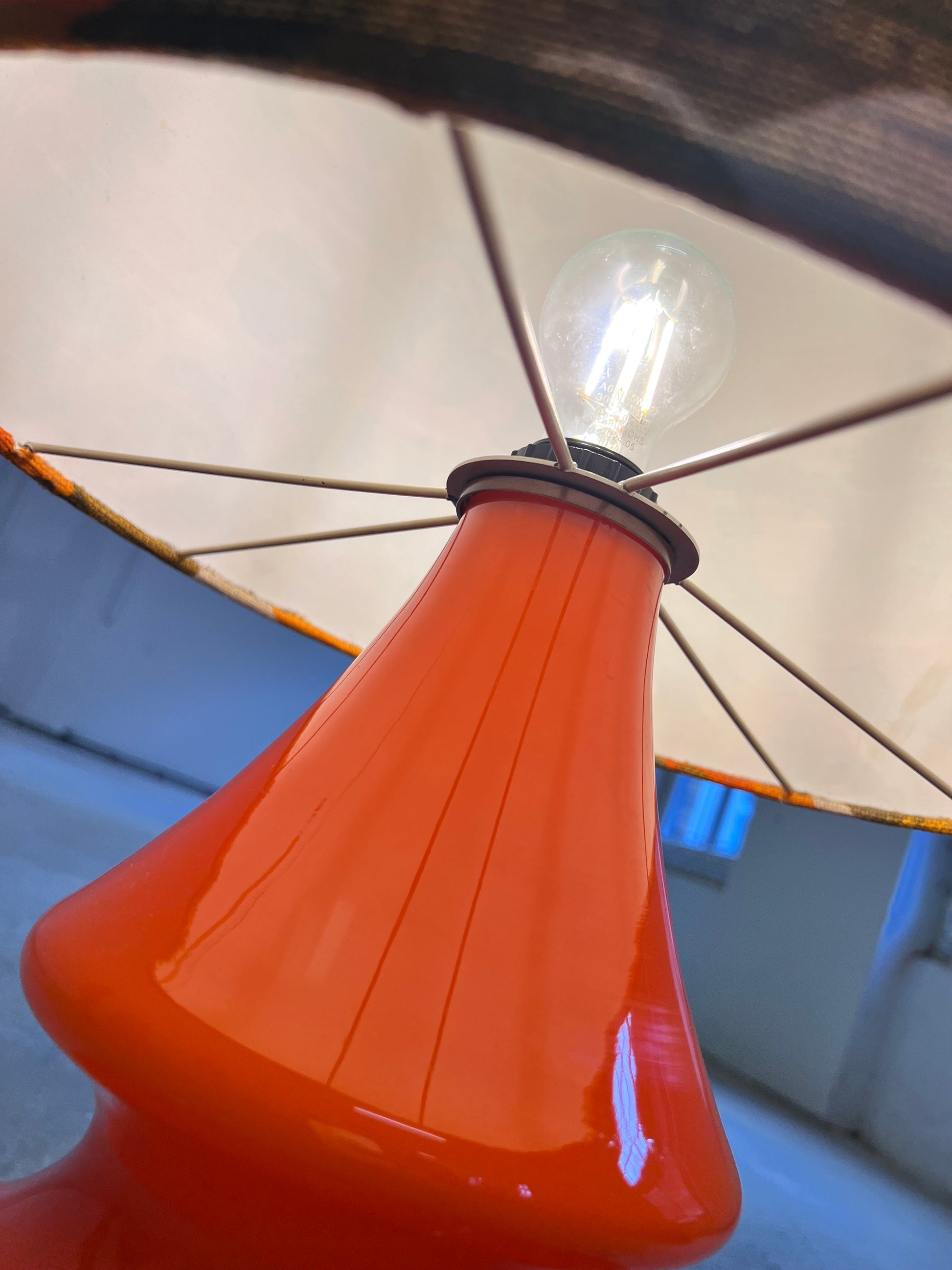 Stehlampe orange mit leuchtendem Glasfuß und 70er Schirm