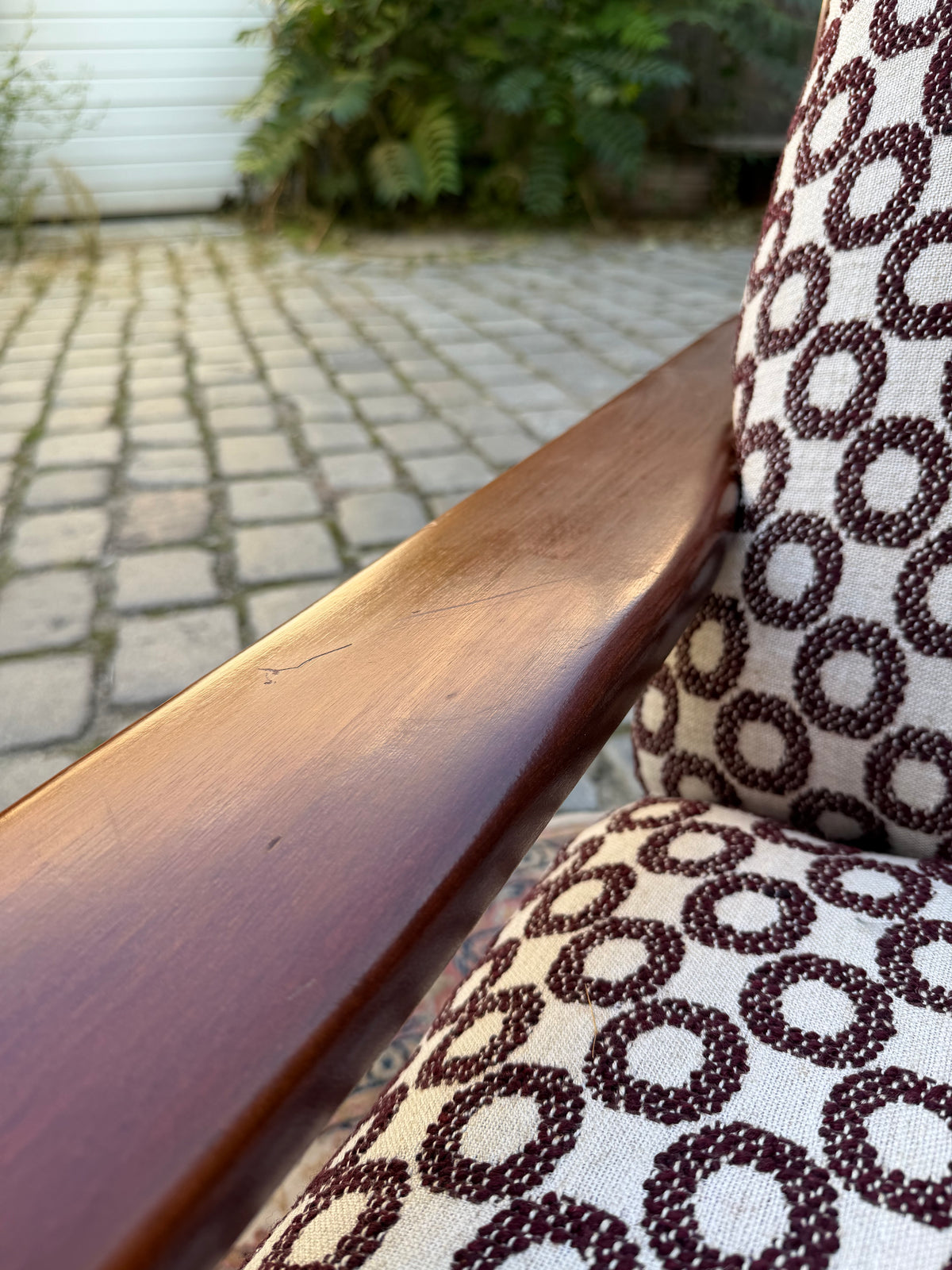 Sessel Mahagoni neu gepolstert mit aubergine Kreismuster