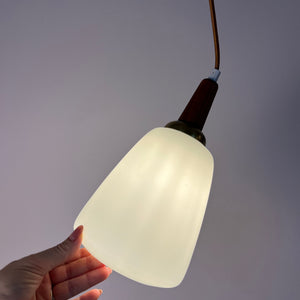 Hängelampe Opalglas mit Teak & Messing Kabelführung aus Dänemark