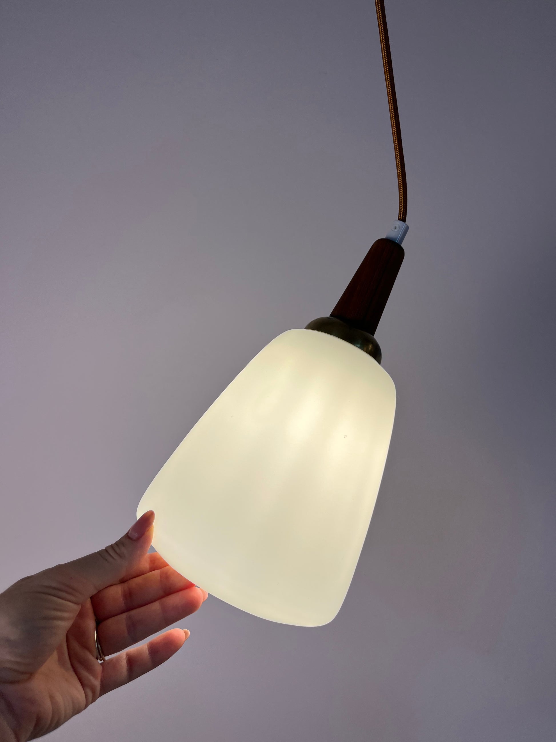 Hängelampe Opalglas mit Teak & Messing Kabelführung aus Dänemark