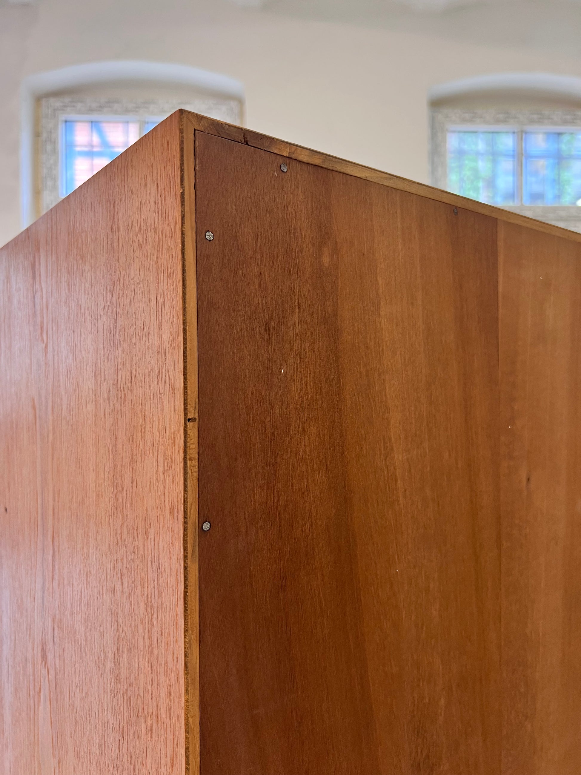 Regal Teak mit neuen Metallfüßen von IDEE Möbel