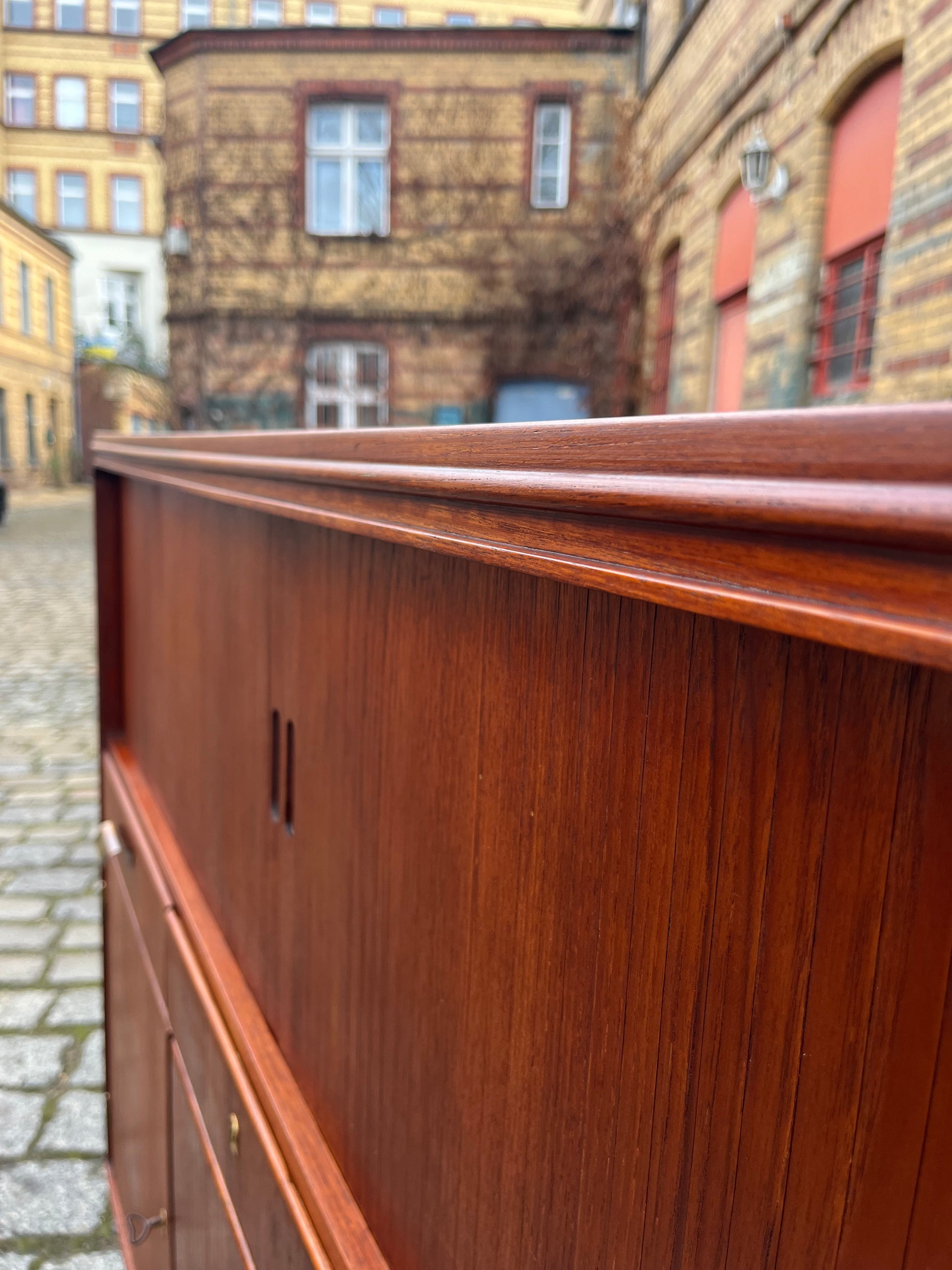 Highboard Teak mit Jalousietüren aus Dänemark