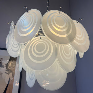 Kronleuchter weiß silber mit Glasscheiben