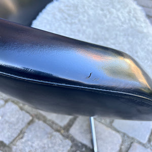 Cocktailsessel Kunstleder mit beigem Fellkissen